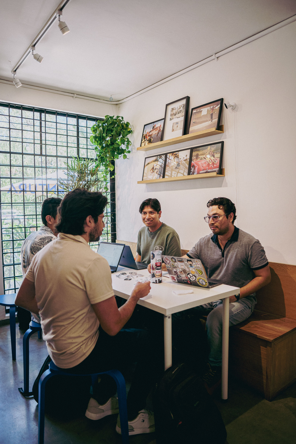 Comunidad de Cursor Guadalajara colaborando alrededor de una mesa